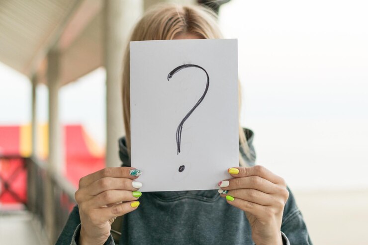Foto una mujer anónima tiene un signo de interrogación.