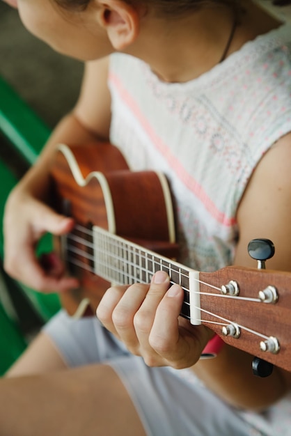 Mujer anónima tocando el ukelele