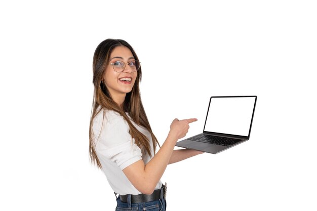 Mujer de los años 20 señalando la pantalla de la computadora portátil Mujer sosteniendo una computadora portátil moderna con maqueta de pantalla en blanco vacía