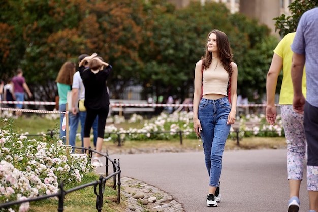 Mujer años en jeans en multitud de la ciudad