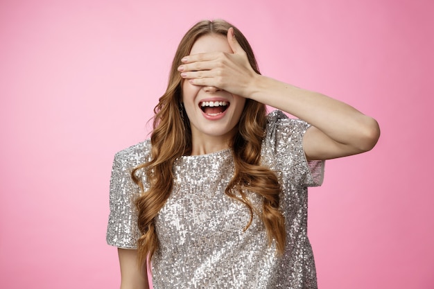 Mujer ansiosa por ver lo que hay dentro de la caja de regalo esperando cuando abre los ojos. Retrato emocionado cumpleañera atractiva mantenga la mano cara sonriente anticipando sorpresa, asistir a la fiesta divertido jugando al escondite sin preocupaciones