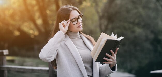 mujer, en, anteojos, libro de lectura