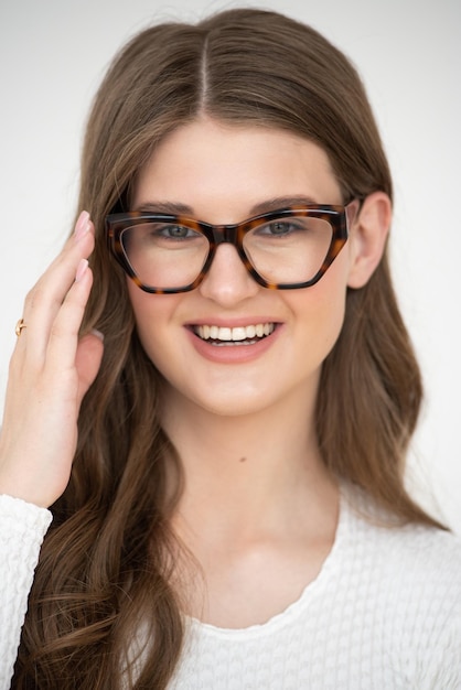 Una mujer con anteojos que dice en el frente