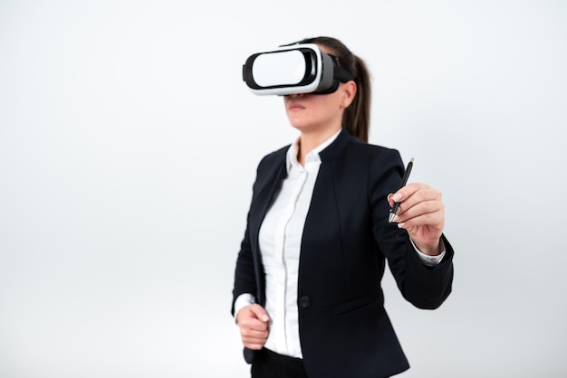 Mujer con anteojos Vr y señalando actualizaciones recientes con bolígrafo Mujer de negocios con anteojos de realidad virtual y presentando una nueva idea