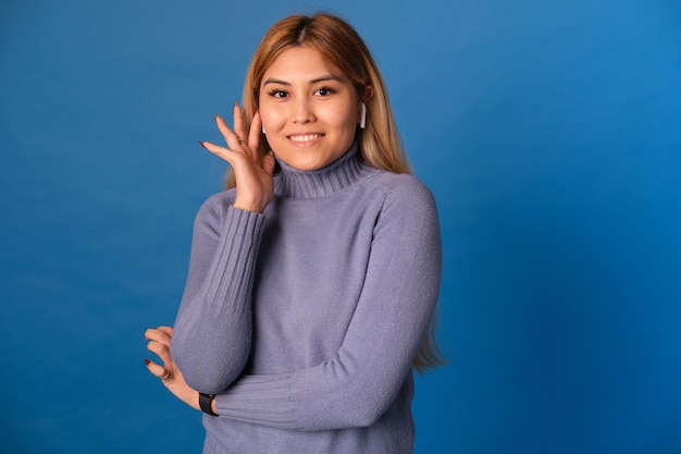 Una mujer de apariencia asiática de fondo azul.