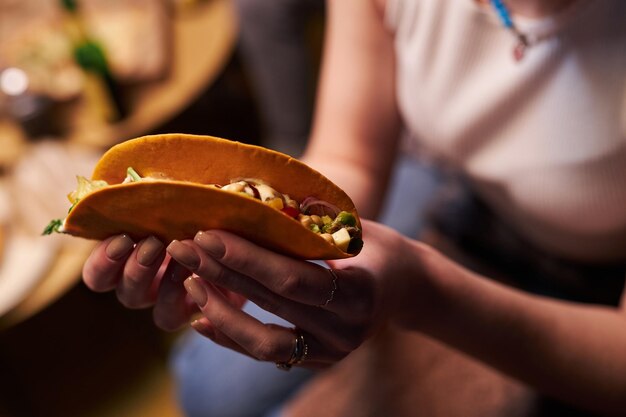 Mujer con un apetitoso taco