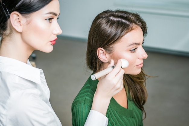 Mujer aplicando cosmética