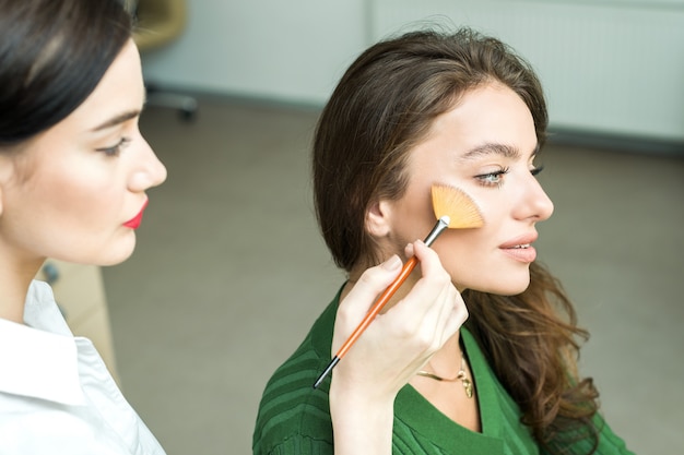 Mujer aplicando cosmética