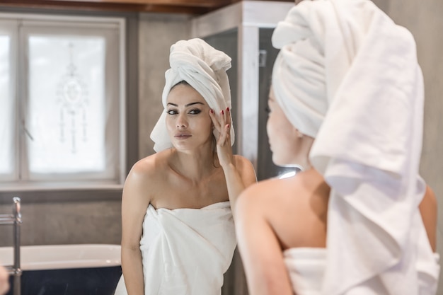 Mujer aplicando crema después de la ducha