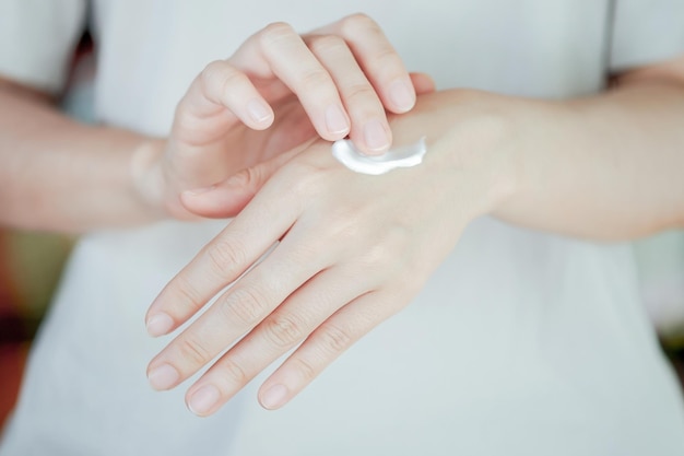 Mujer aplicando crema hidratante para manos Concepto de cuidado de la salud de la mano