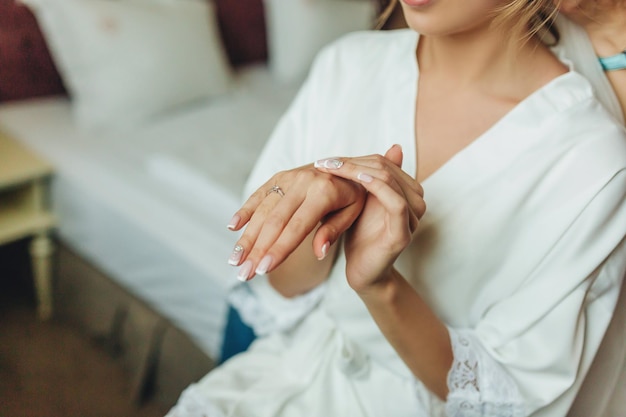 Mujer aplicando crema hidratante en las manos