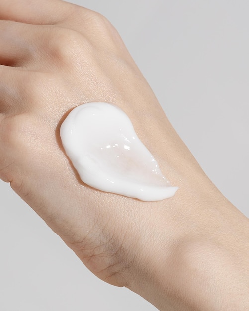 Mujer aplicando crema para las manos Copiar el espacio Primer plano