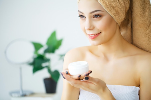 Mujer aplicando crema en la piel