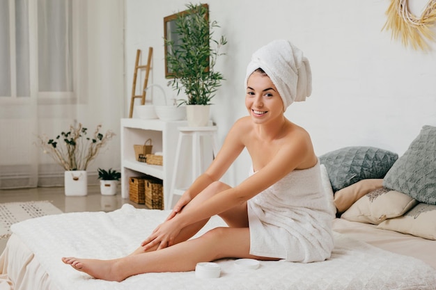 Mujer aplicando crema en las piernas