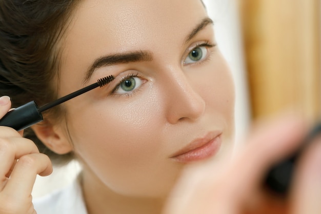 Mujer aplicando gel de cejas teñidas