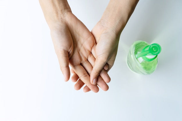 Mujer aplicando gel desinfectante en su mano para protección contra virus y gérmenes infecciosos