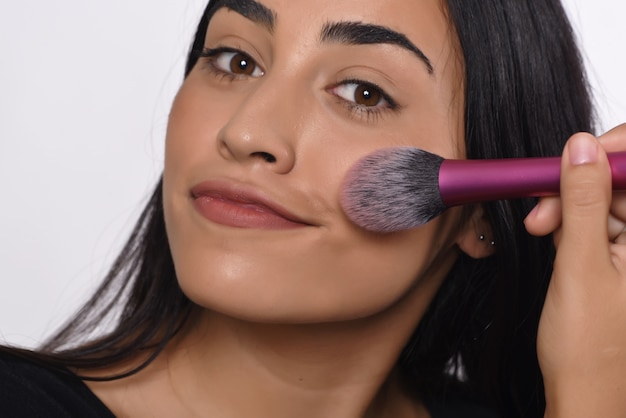 Mujer aplicando maquillaje