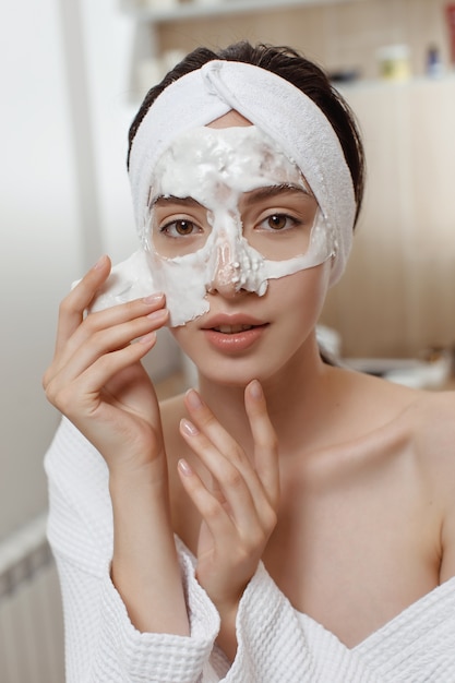 Mujer aplicando máscara de alginato cosmético