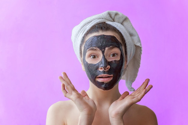 Mujer aplicando máscara en la cara