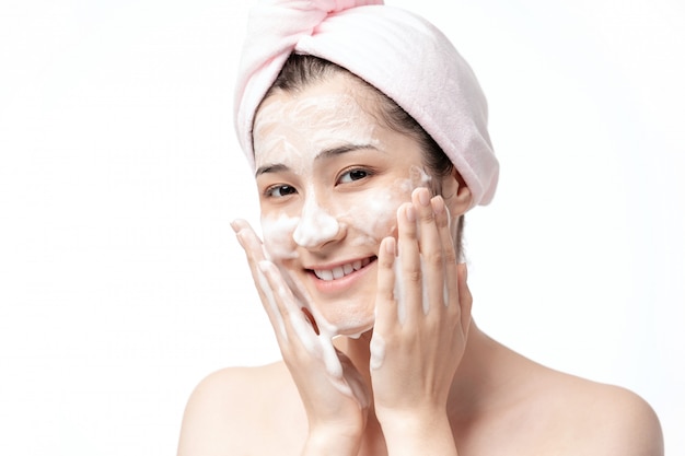 Mujer aplicar mascarilla facial en la cara