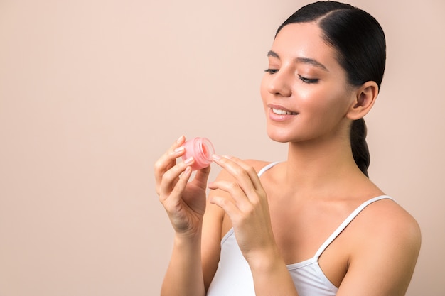 mujer aplicar mascarilla en los labios