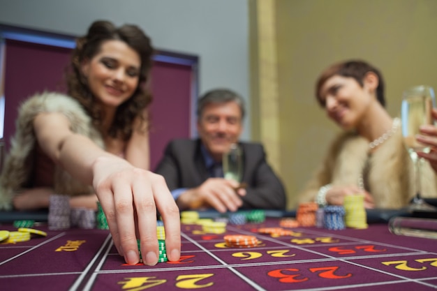 Mujer apostando en la ruleta.