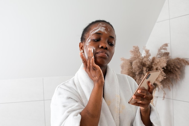 Mujer aprendiendo a hacer procedimientos de cuidado de la piel en casa