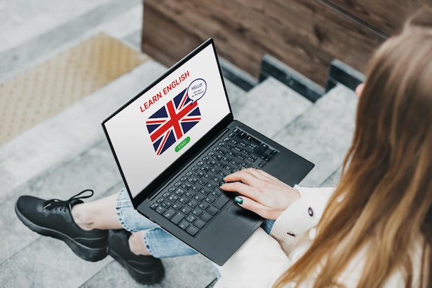 Mujer aprendiendo inglés en línea con pantalla de computadora portátil Estudiante usando una computadora portátil haciendo un curso en línea de inglés