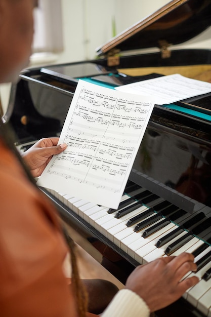 Mujer aprendiendo a jugar con notas