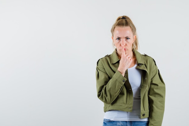 Mujer, apretar, labios, dedo, puesto, en, nariz