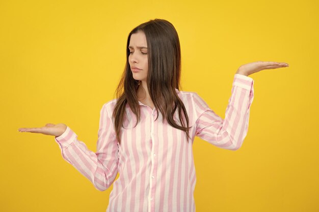 Mujer apuntando al espacio de copia mostrando el espacio de copia apuntando la chica promocional mostrando el contenido del anuncio gesto apuntando con la mano recomendando el producto fondo aislado