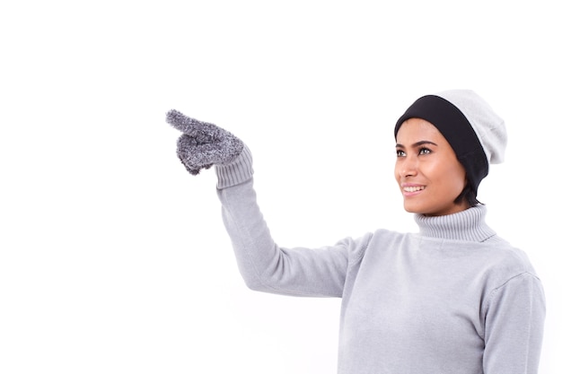 Mujer apuntando hacia arriba, otoño o traje de invierno