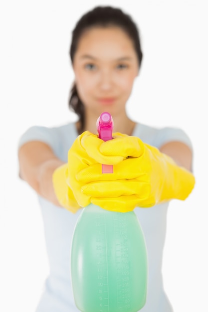 Mujer apuntando botella de spray