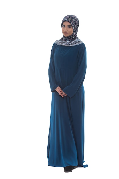 Mujer árabe con los brazos cruzados sobre fondo blanco.
