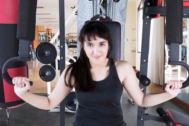 Mujer árabe haciendo ejercicio con una máquina de pesas