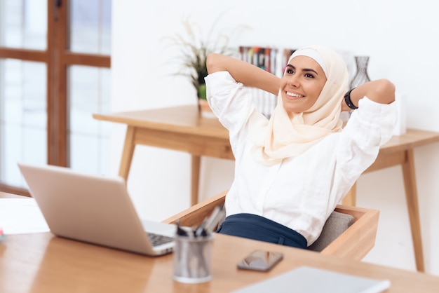 La mujer árabe en el hijab se relaja.