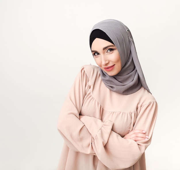 Mujer árabe con maquillaje oriental con hijab. Retrato de moda en el fondo del estudio, espacio de copia