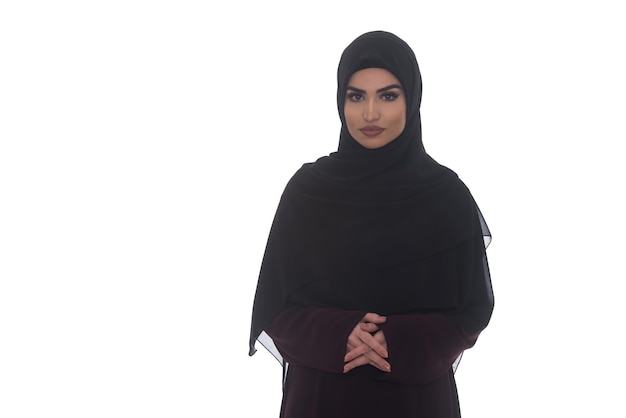 Mujer árabe saudita medio cuerpo posando confiada