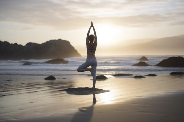 Mujer Arafed haciendo yoga en la playa al atardecer