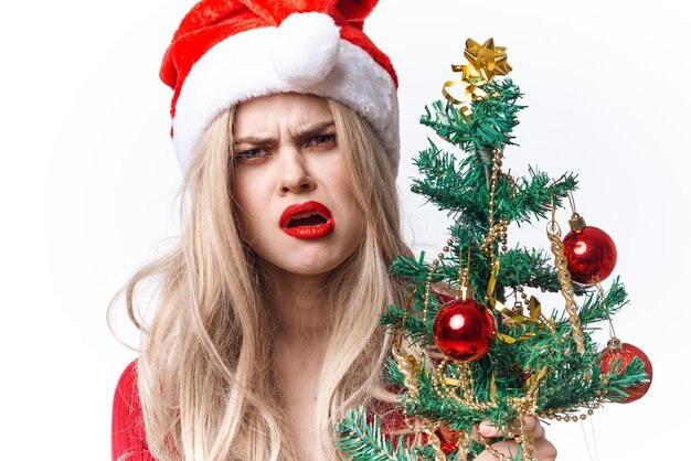 Mujer con árbol de navidad en manos juguetes decoración navideña de vacaciones