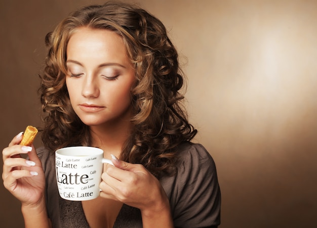 Mujer con un aromático café en manos.