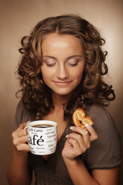 Mujer con un aromático café en manos.