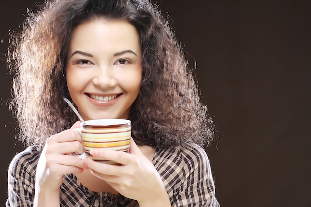 Foto mujer con un aromático café