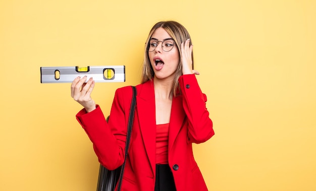 Mujer arquitecta que se siente feliz emocionada y sorprendida y mantiene un equilibrio nivelado