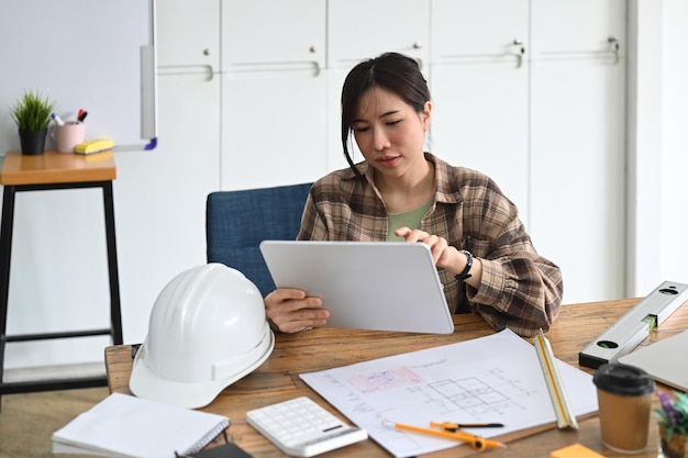 Mujer arquitecta trabajando en un proyecto en una oficina moderna