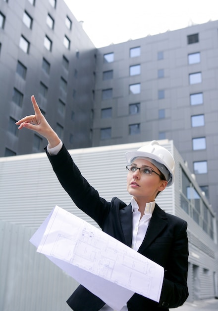 Mujer arquitecto trabajando al aire libre con edificios