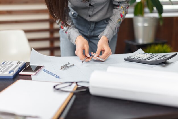 Mujer arquitecto en el trabajo en una oficina