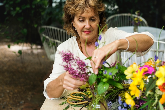 Mujer arreglando algunas flores