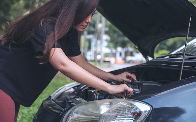 mujer arreglando el coche