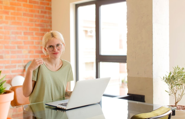 Mujer arrogante, exitosa, positiva y orgullosa, apuntando a sí misma